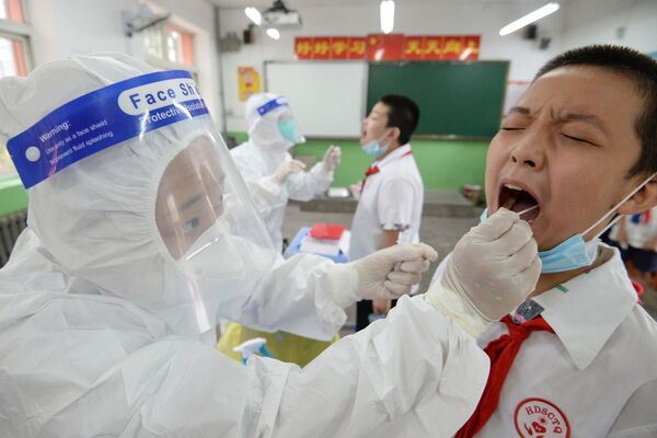 Тестирование на коронавирус учеников начальной школы Ханданя, Китай - Sputnik Казахстан