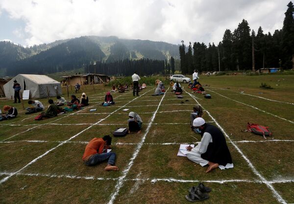 Соблюдение социальной дистанции во время урока под открытым небом в Кашмире, Индия - Sputnik Казахстан