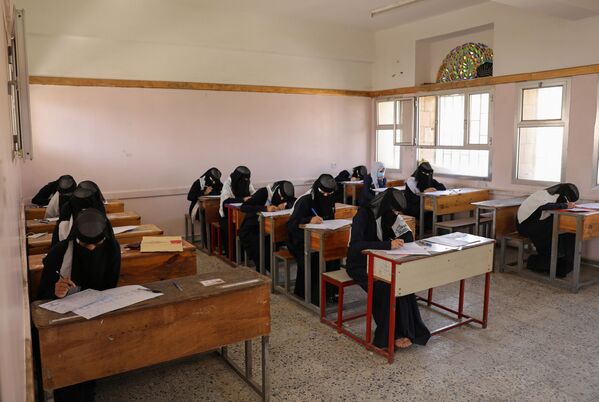 Йеменские школьницы на экзамене - Sputnik Казахстан