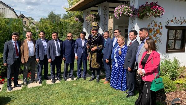 Михаил Саакашвили в чапане и с камчой в окружении казахстанской делегации - Sputnik Казахстан