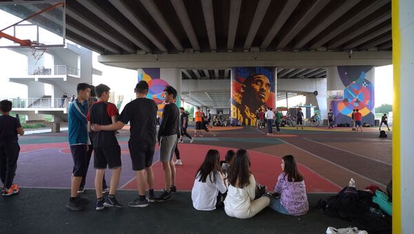 Дитя улиц: астанчане играют в стритбол под мостом - Sputnik Казахстан