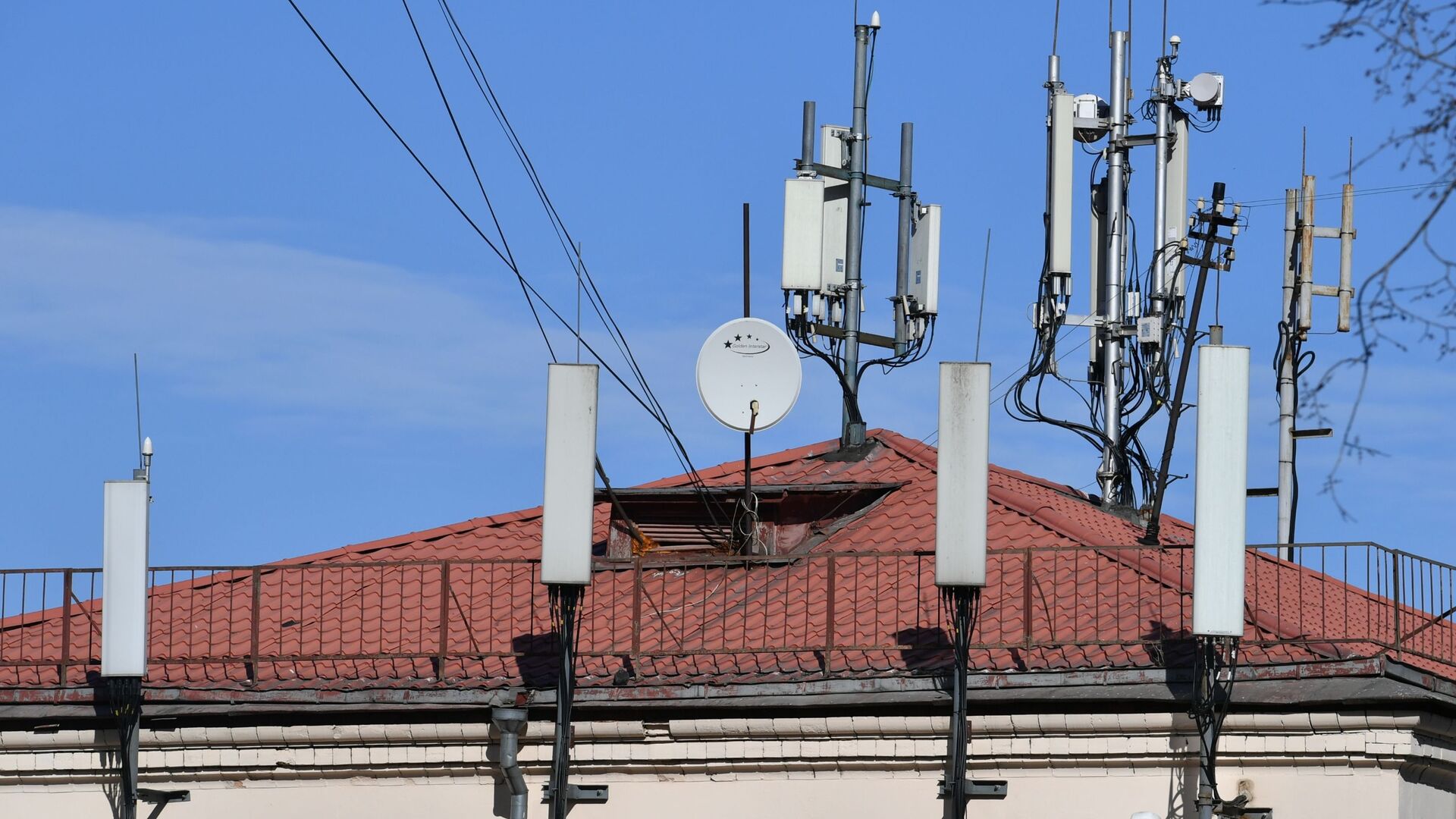 Вышки сотовой связи на крыше дома - Sputnik Қазақстан, 1920, 25.07.2023