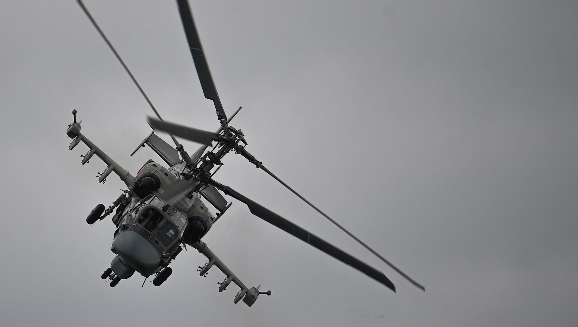 Ударный вертолет Ка-52 Аллигатор выполняет демонстрационный полет в рамках Международного форума Армия-2020 на аэродроме Кубинка в Подмосковье - Sputnik Казахстан, 1920, 08.12.2021