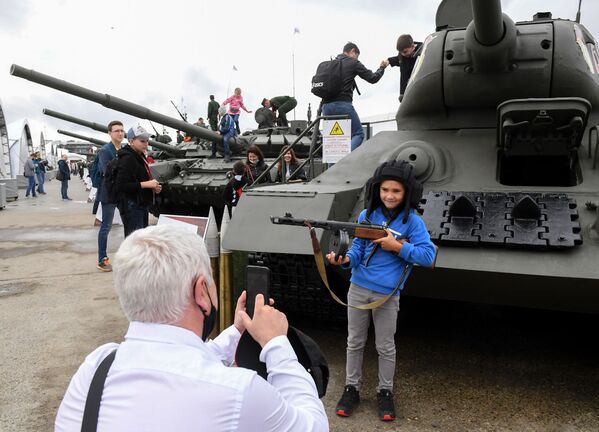 Посетители фотографируются у танка Т-34 на выставке вооружений Международного военно-технического форума (МВТФ) Армия-2020 - Sputnik Казахстан