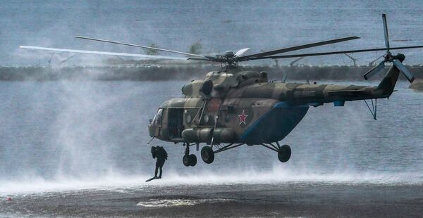 Военнослужащие десантируются из вертолета Ми-8 в ходе демонстрационной программы военной техники в рамках Международного форума Армия-2020 - Sputnik Казахстан
