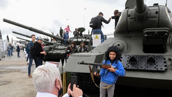 Посетители фотографируются у танка Т-34 на выставке вооружений Международного военно-технического форума (МВТФ) Армия-2020 - Sputnik Қазақстан