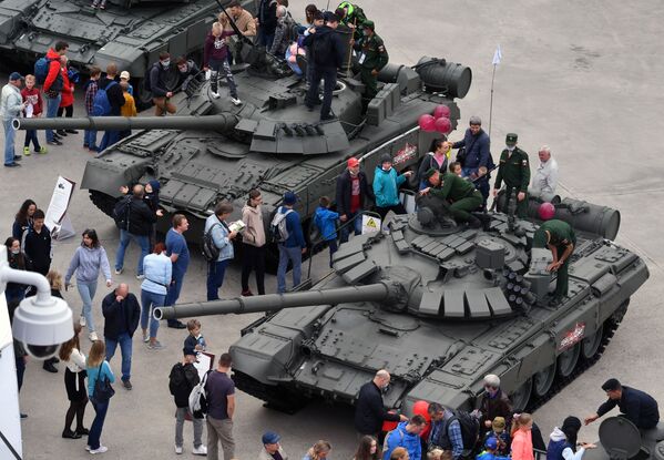 Посетители на выставке вооружений форума Армия-2020 - Sputnik Казахстан