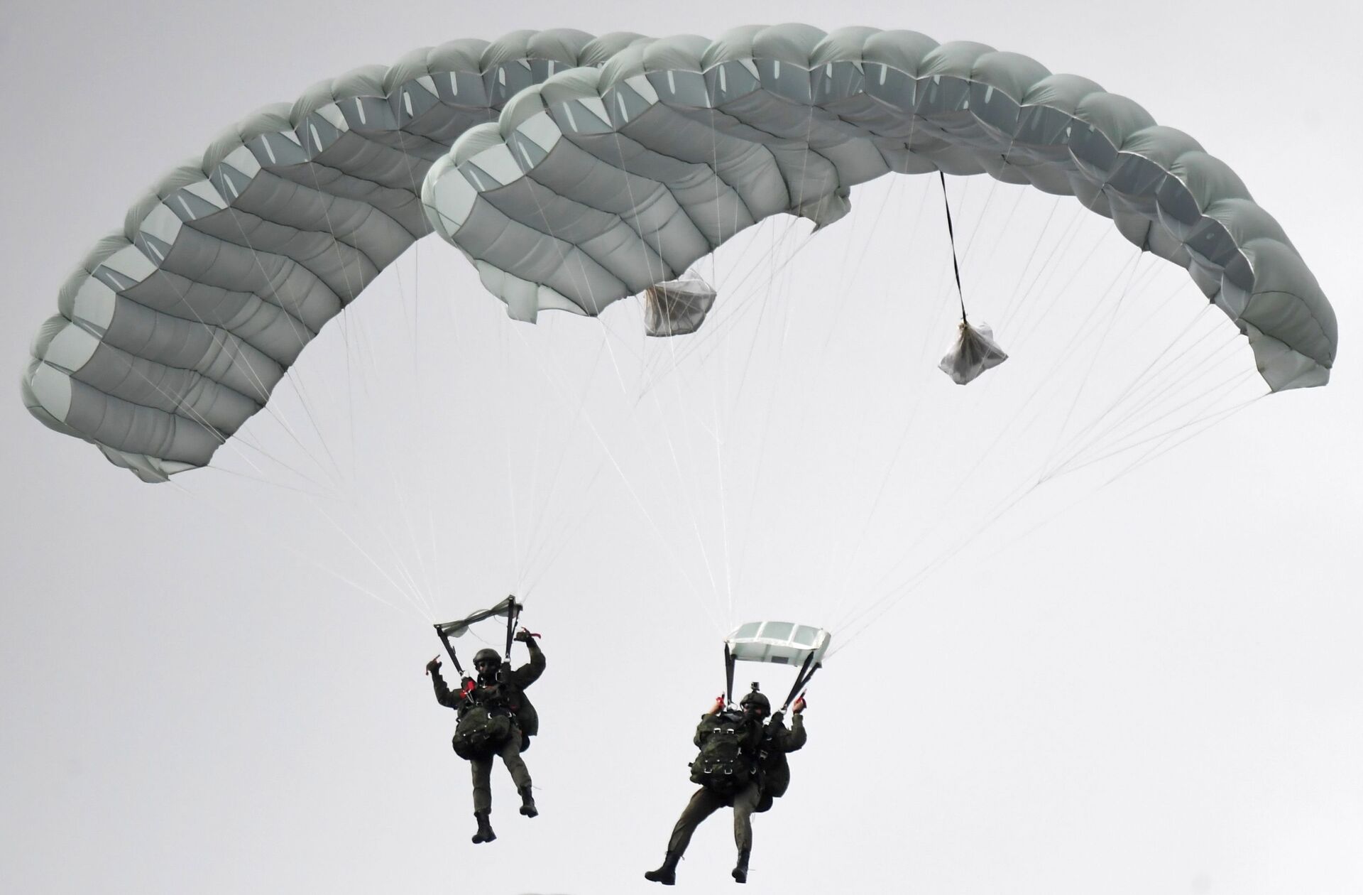 Высадка парашютистов во время динамического показа техники в рамках форума Армия-2020 - Sputnik Казахстан, 1920, 02.06.2023