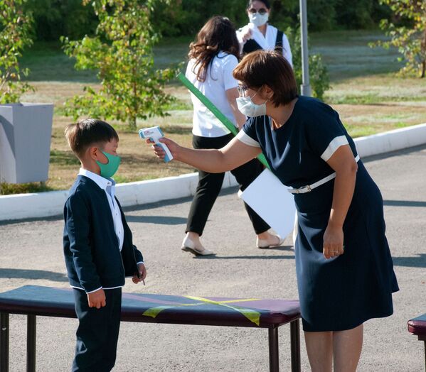 Учитель измеряет температуру первокласснику перед уроком  - Sputnik Казахстан