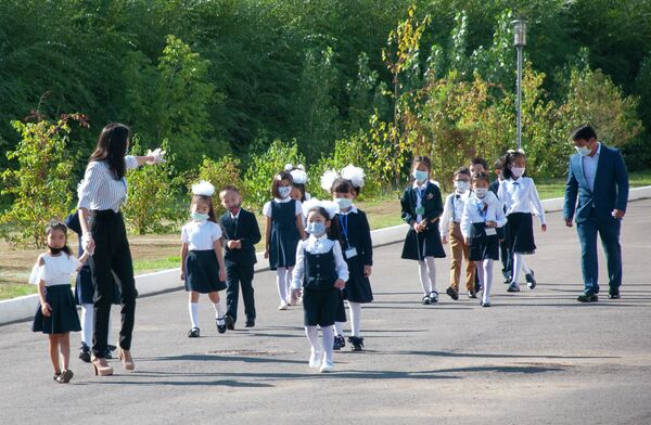 Без мамы за ручку: как в Нур-Султане прошел первый урок в школах - фотофакт - Sputnik Казахстан
