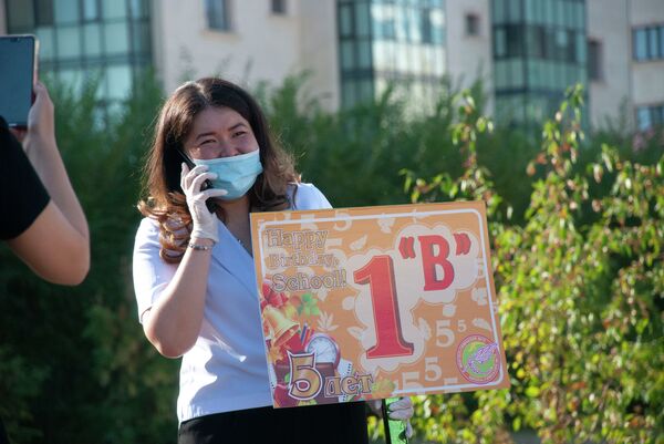 Без мамы за ручку: как в Нур-Султане прошел первый урок в школах - фотофакт - Sputnik Казахстан