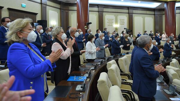 Депутаты аплодисментами приветствовали озвученные в послании Касым-Жомарта Токаева меры  - Sputnik Казахстан