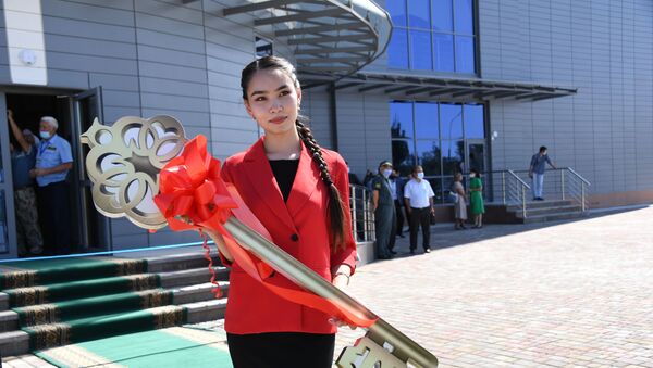 Участница торжественной церемонии открытия с символическим ключом  - Sputnik Казахстан