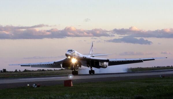 Стратегический бомбардировщик-ракетоносец Ту-160 на авиабазе ВВС России в городе Энгельсе - Sputnik Казахстан