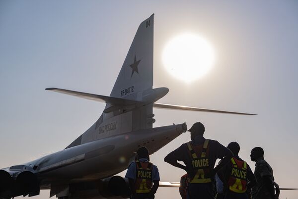 Стратегический бомбардировщик-ракетоносец Ту-160 на авиабазе ВВС ЮАР Waterkloof в Центурионе, Южная Африка - Sputnik Казахстан