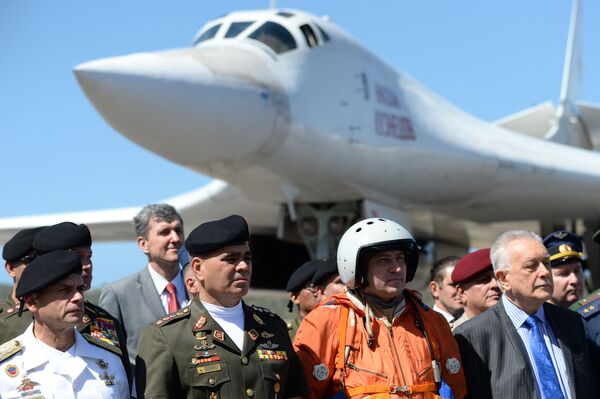 Министр обороны Венесуэлы Владимир Падрино Лопес на фоне самолета ТУ-160 - Sputnik Казахстан