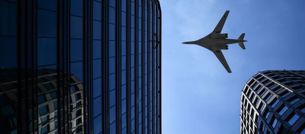 Көксеңгір аспанда ұшып бара жатқан ұшақ Көксеңгір аспанда ұшып бара жатқан ұшақ - Sputnik Қазақстан