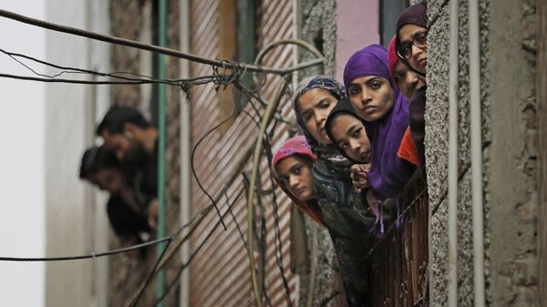 Индийские мусульманские женщины смотрят в окно в Нью-Дели, Индия - Sputnik Казахстан