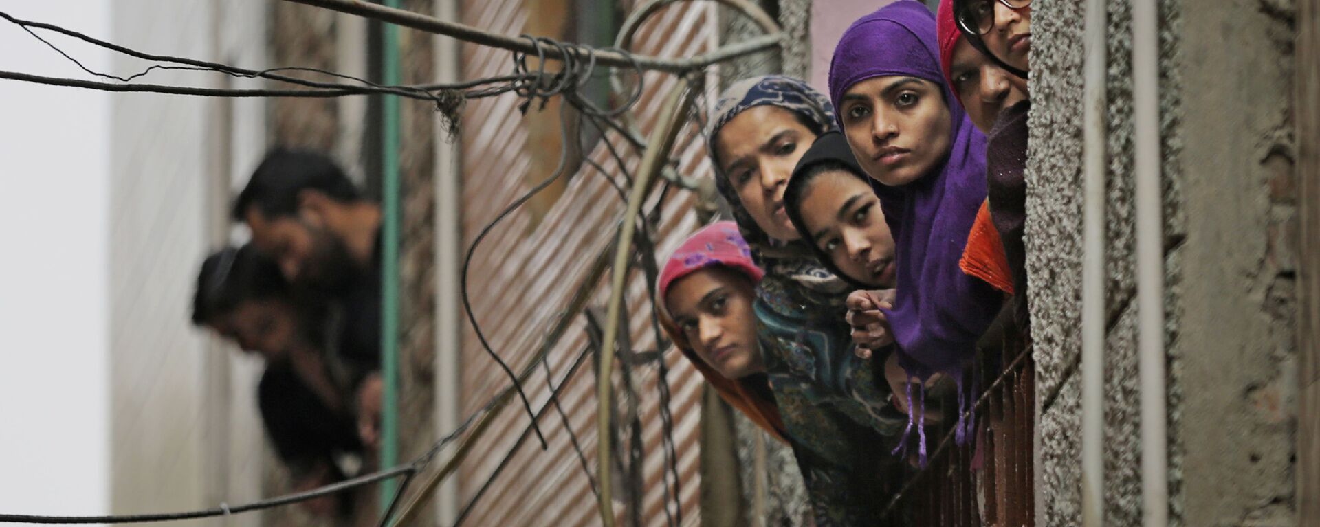 Индийские мусульманские женщины смотрят в окно в Нью-Дели, Индия - Sputnik Казахстан, 1920, 06.10.2022