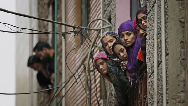 Индийские мусульманские женщины смотрят в окно в Нью-Дели, Индия - Sputnik Қазақстан