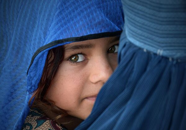 Афганская девочка в центре репатриации в Наушере, Пакистан - Sputnik Казахстан