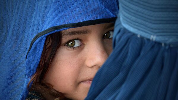 Афганская девочка в центре репатриации в Наушере, Пакистан - Sputnik Қазақстан