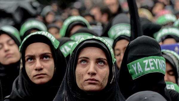 Турецкие шиитские женщины принимают участие в шествии по случаю шиитского религиозного праздника Ашура в Стамбуле, Турция - Sputnik Казахстан