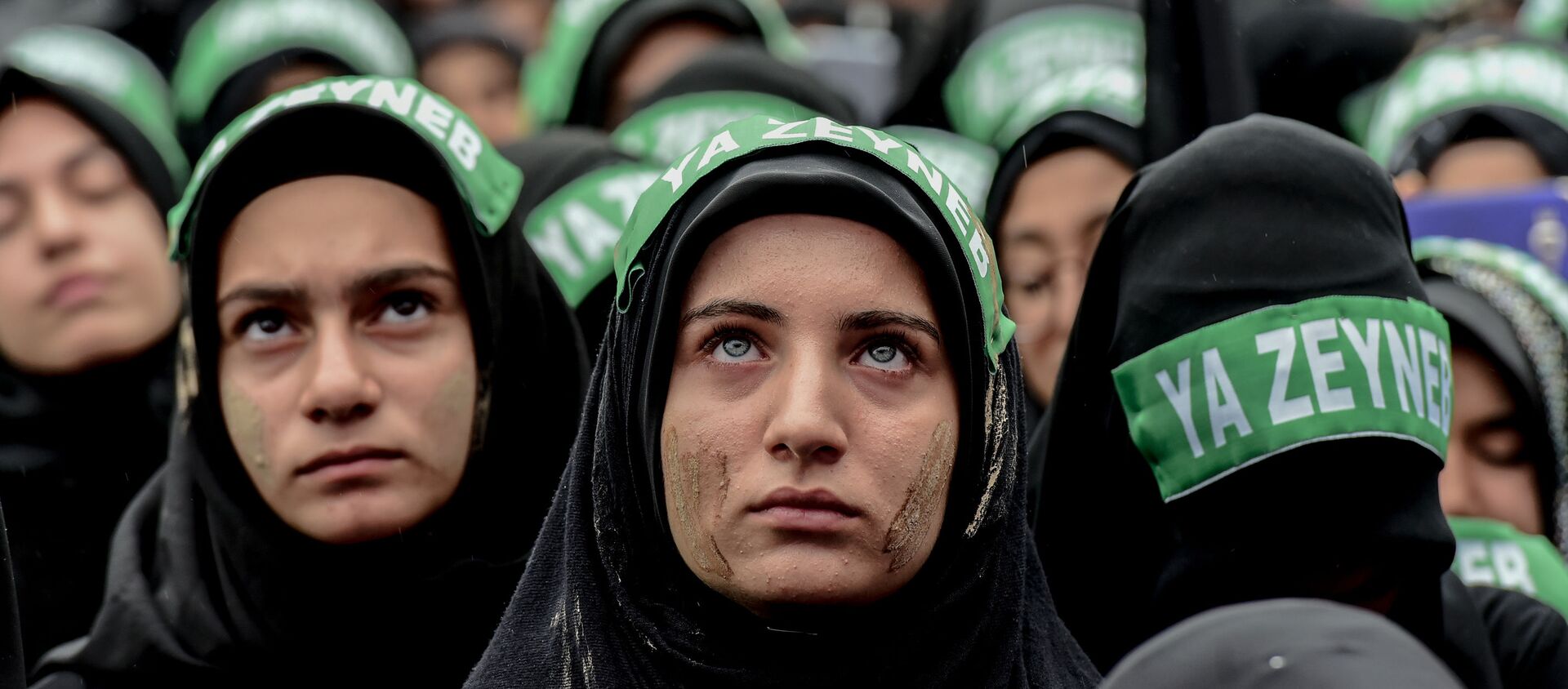 Турецкие шиитские женщины принимают участие в шествии по случаю шиитского религиозного праздника Ашура в Стамбуле, Турция - Sputnik Казахстан, 1920, 20.03.2021