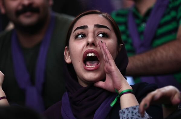 Сторонница президента Ирана и кандидата в президенты Хасана Рухани выкрикивает лозунги во время предвыборной кампании в Зенджане, Иран - Sputnik Казахстан