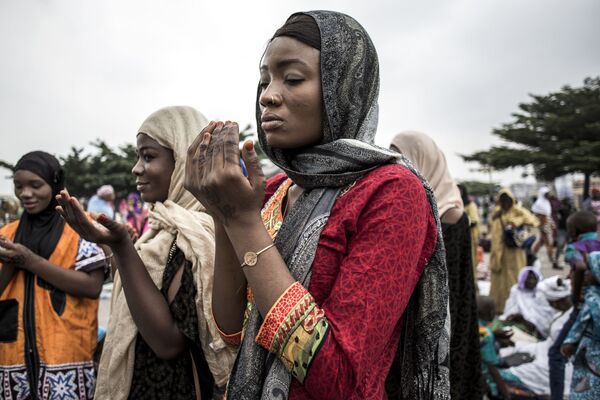 Мусульмане во время массовой молитвы в честь праздника Ураза-байрама на стадионе Мучеников в Киншасе, Конго - Sputnik Казахстан