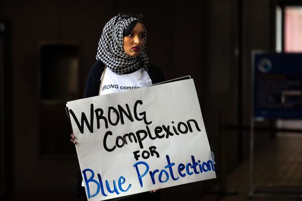 Девушка-мусульманка на акции протеста в Миннеаполисе, США - Sputnik Казахстан