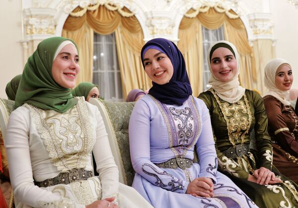 Участницы торжественного вечера, посвященного празднованию Дня чеченской женщины, в Грозном, Чечня - Sputnik Казахстан