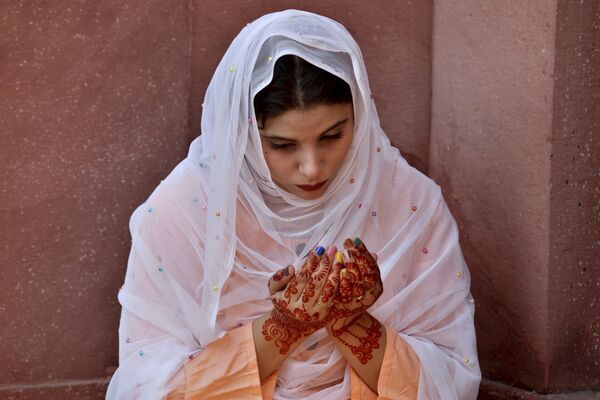 Девушка во время молитвы в Пакистане  - Sputnik Казахстан