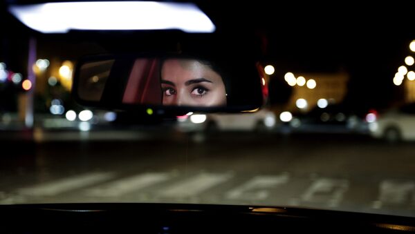 Глаза девушки в зеркале заднего вида машины в Саудовской Аравии  - Sputnik Қазақстан