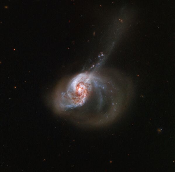 Галактика NGC 1614, находящаяся в 200 миллионах световых лет от Земли - Sputnik Казахстан