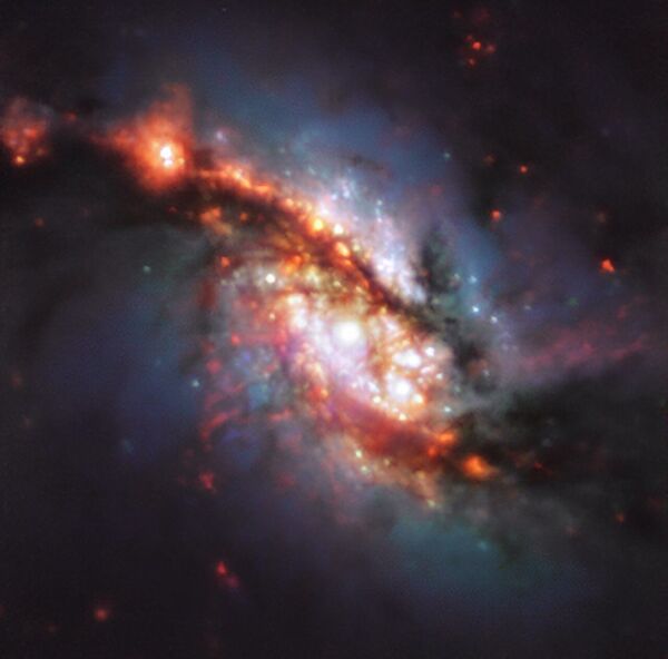 Спиральная галактика NGC 1365, снятая Очень Большим Телескопом (VLT) в Чили - Sputnik Казахстан
