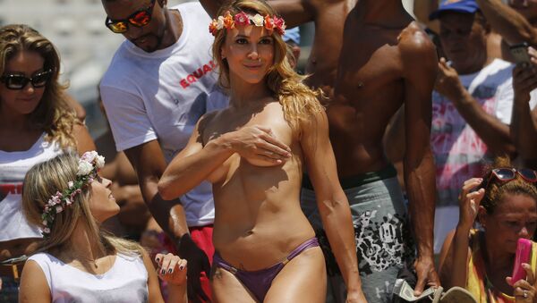 Танцовщица топлес на пляже Ipanema в Рио-де-Жанейро  - Sputnik Казахстан