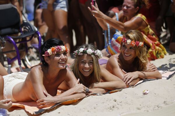 Девушки топлес на пляже в Рио-де-Жанейро  - Sputnik Казахстан