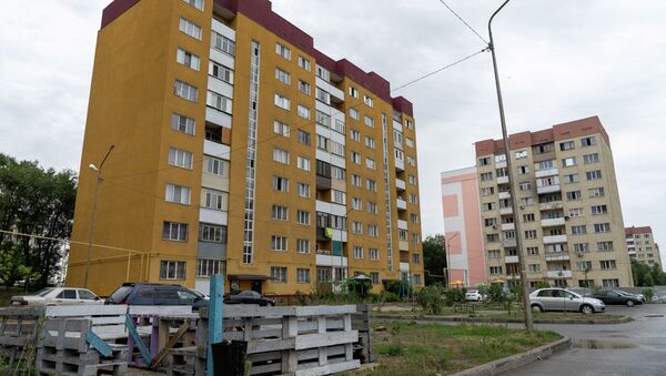 Жители построенной по госпрограмме многоэтажки в микрорайоне Зердели-6 жаловались на крен дома - Sputnik Казахстан