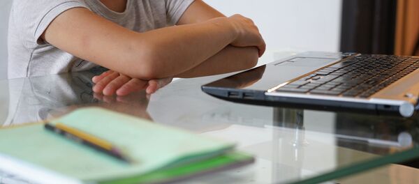 Дистанционное обучение. Школьники перед ноутбуками Дистанционное обучение. Школьники перед ноутбуками - Sputnik Казахстан