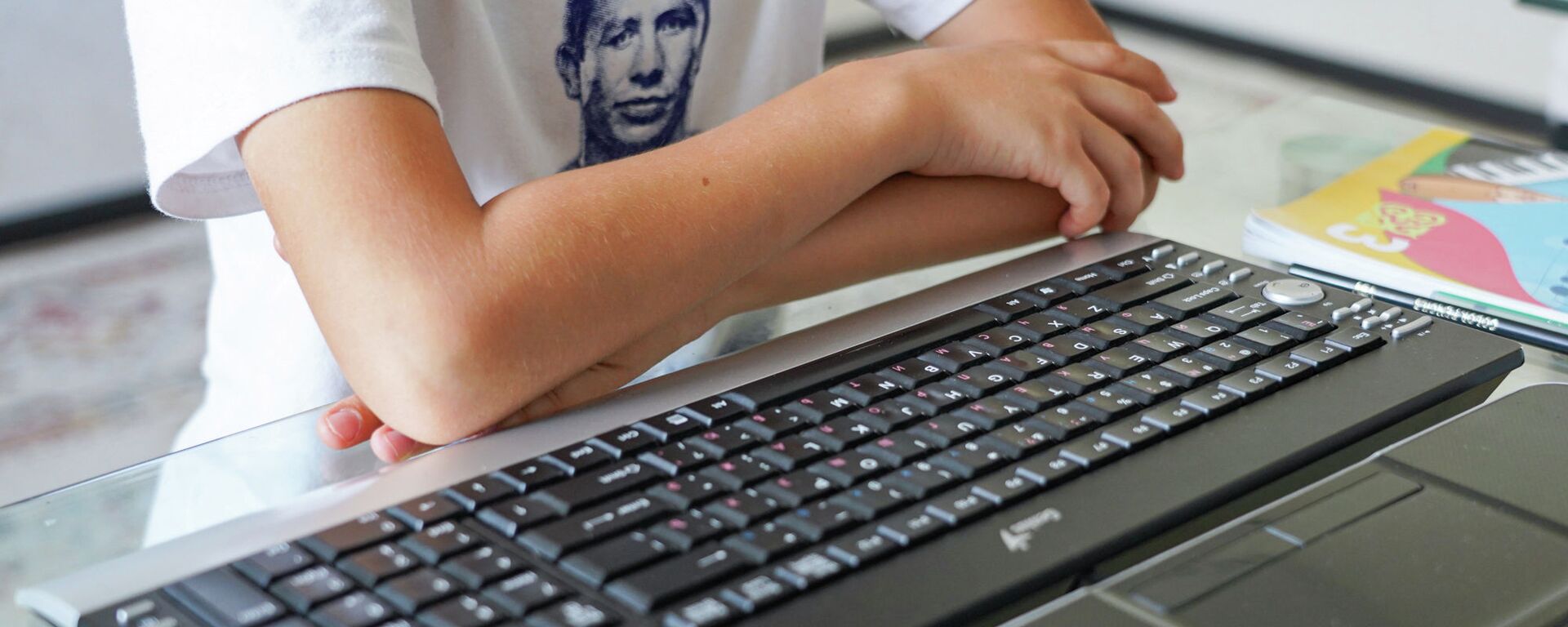 Дистанционное обучение. Школьники перед ноутбуками - Sputnik Қазақстан, 1920, 26.11.2025