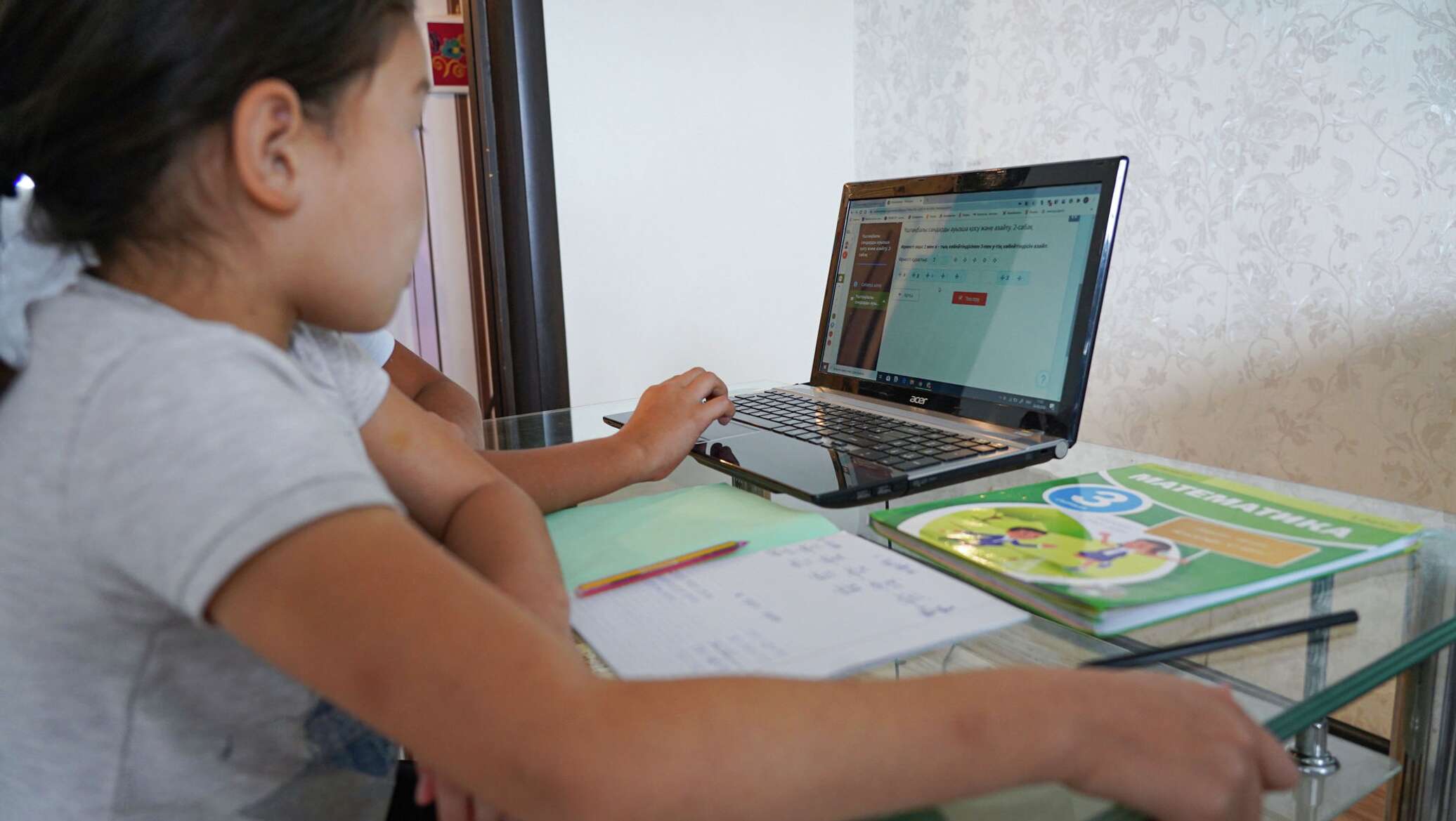 необычные техники рисования для пожилых и инвалидов. развивающие кружки для детей. фитнес. школы в казахстане. занятия лфк для детей.