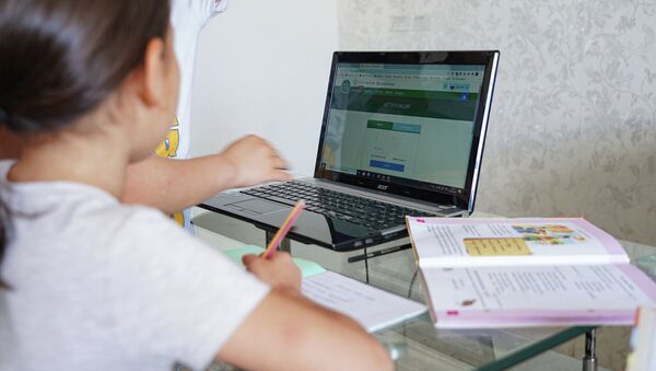Дистанционное обучение. Школьники перед ноутбуками - Sputnik Казахстан