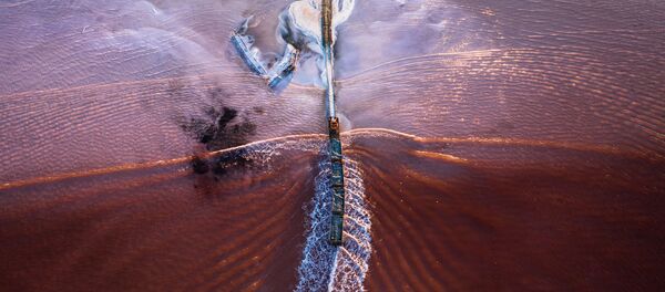 Розовое озеро на границе России и Казахстана, откуда на поезде добывают соль Розовое озеро на границе России и Казахстана, откуда на поезде добывают соль - Sputnik Казахстан