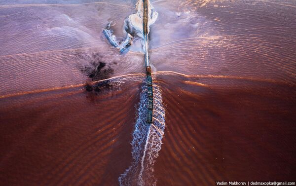 Розовое озеро на границе России и Казахстана, откуда на поезде добывают соль - Sputnik Қазақстан