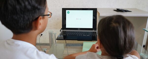 Дистанционное обучение. Школьники перед ноутбуками - Sputnik Казахстан