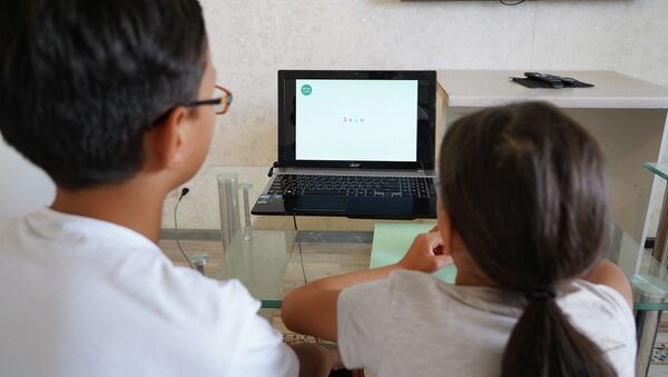 Дистанционное обучение. Школьники перед ноутбуками - Sputnik Казахстан