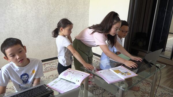 Многодетные семьи рассказали о сложностях дистанционного обучения - Sputnik Казахстан