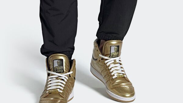 Adidas представил золотые кроссовки, посвященные дроиду из «Звездных войн» - Sputnik Казахстан