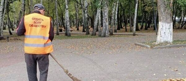 Отдать долг обществу - с такой надписью на жилетах работают на улицах города приговоренные к общественным работам Отдать долг обществу - с такой надписью на жилетах работают на улицах города приговоренные к общественным работам - Sputnik Казахстан